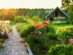 Casa con un bello jardín iluminado por el sol