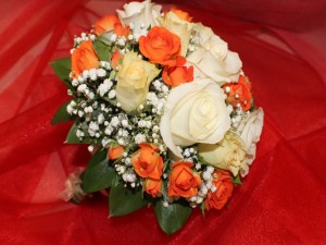 Postal: Bello ramo de rosas naranjas, amarillas y blancas
