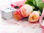 Espléndidas rosas y una cajita de regalo