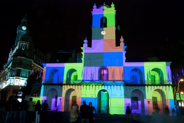 Cabildo iluminado celebrando el bicentenario argentino