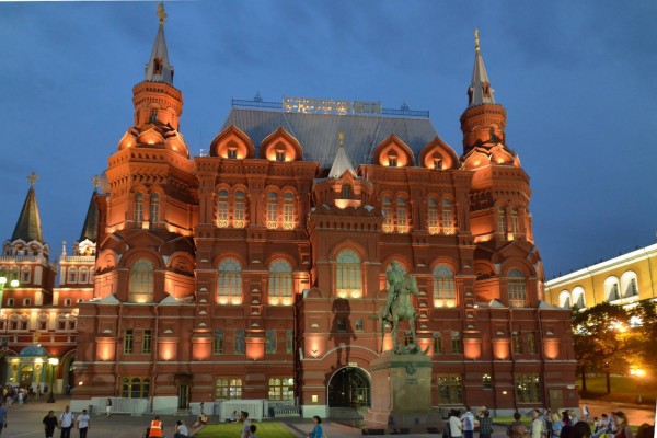 Anochecer en el Museo Estatal de Historia (Moscú)