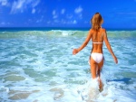 Mujer disfrutando del mar en verano