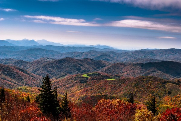 Formidable paisaje montañoso en otoño