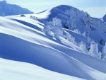 Densa capa de nieve en lo alto de la montaña