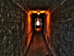 Un estrecho túnel iluminado