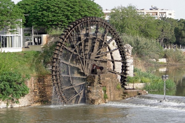 Gran rueda moviendo el agua del río