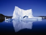 Iceberg reflejado en el agua