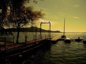 Postal: El embarcadero del lago en otoño