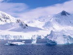 Icebergs y bloques de hielo cerca de las montañas