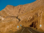 Carretera en la montaña marrón