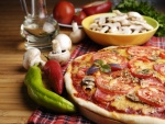 Pizza con rodajas de tomate y champiñones