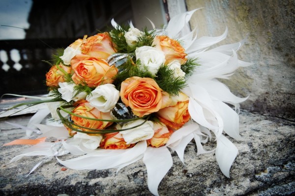 Maravilloso arreglo floral con rosas naranjas y blancas