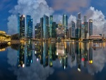 Edificios iluminados en Singapur se reflejan en el agua