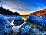 Rocas heladas en el lago vistas al amanecer