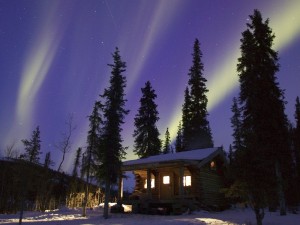 Postal: Aurora boreal sobre la cabaña