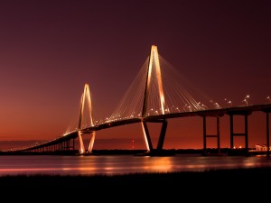 Postal: Gran puente iluminado sobre el río