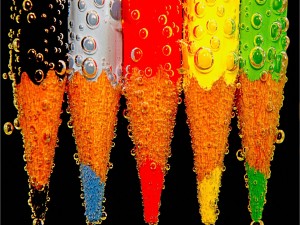 Postal: Lápices de colores con burbujas
