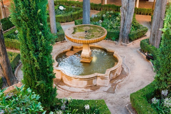 Fuente en el patio de Lindaraja, La Alhambra (Granada, España)