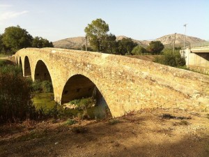 "Pont de Gualta" puente de piedra sobre el río Daró, Gerona (Cataluña, España)