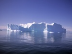 Un gran iceberg en el mar