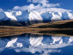 Postal: Montañas y cielo reflejados en el agua