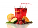 Bebida roja de frutas variadas