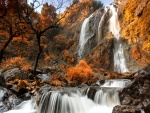 Espectacular cascada en un paisaje otoñal
