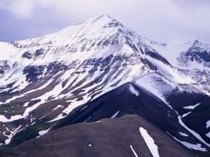 Gran montaña cubierta de nieve