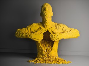 Hombre formado con piezas de lego amarillas
