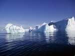 Varios icebergs en el agua