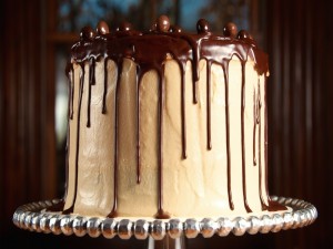 Exquisita tarta bañada con chocolate