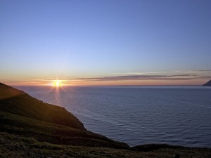 El sol ilumina el mar en Islandia