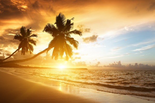 El sol del atardecer iluminando la playa