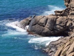 Pequeñas olas golpeando las rocas