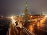 Carretera iluminada en la noche de Moscú