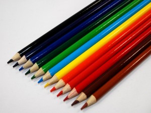 Lápices de colores alineados