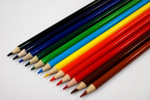 Lápices de colores alineados