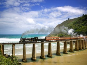 Postal: Un tren sobre el mar