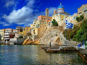 Edificios frente al mar en Grecia