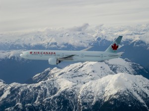 Un Boeing 777-300ER de Air Canada volando sobre las montañas