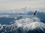 Un Boeing 777-300ER de Air Canada volando sobre las montañas