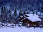 Bonita casa en un paisaje nevado al anochecer