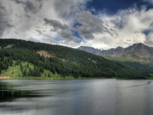 Postal: Un día gris en el lago