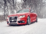 Un Audi S4 rojo bajo la nieve