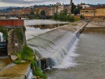 El río Arno en Florencia, Italia