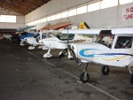 Avionetas en un hangar