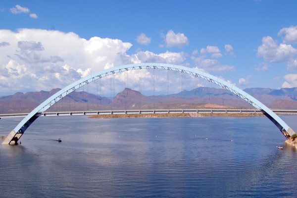 Puente sobre el lago Roosevelt