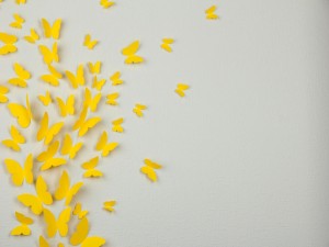 Mariposas amarillas de papel decorando una pared