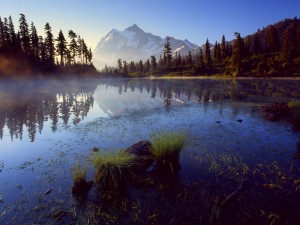 Postal: Bruma sobre el lago y en la montaña al amanecer