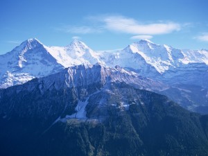 Picos montañosos cubiertos de nieve
